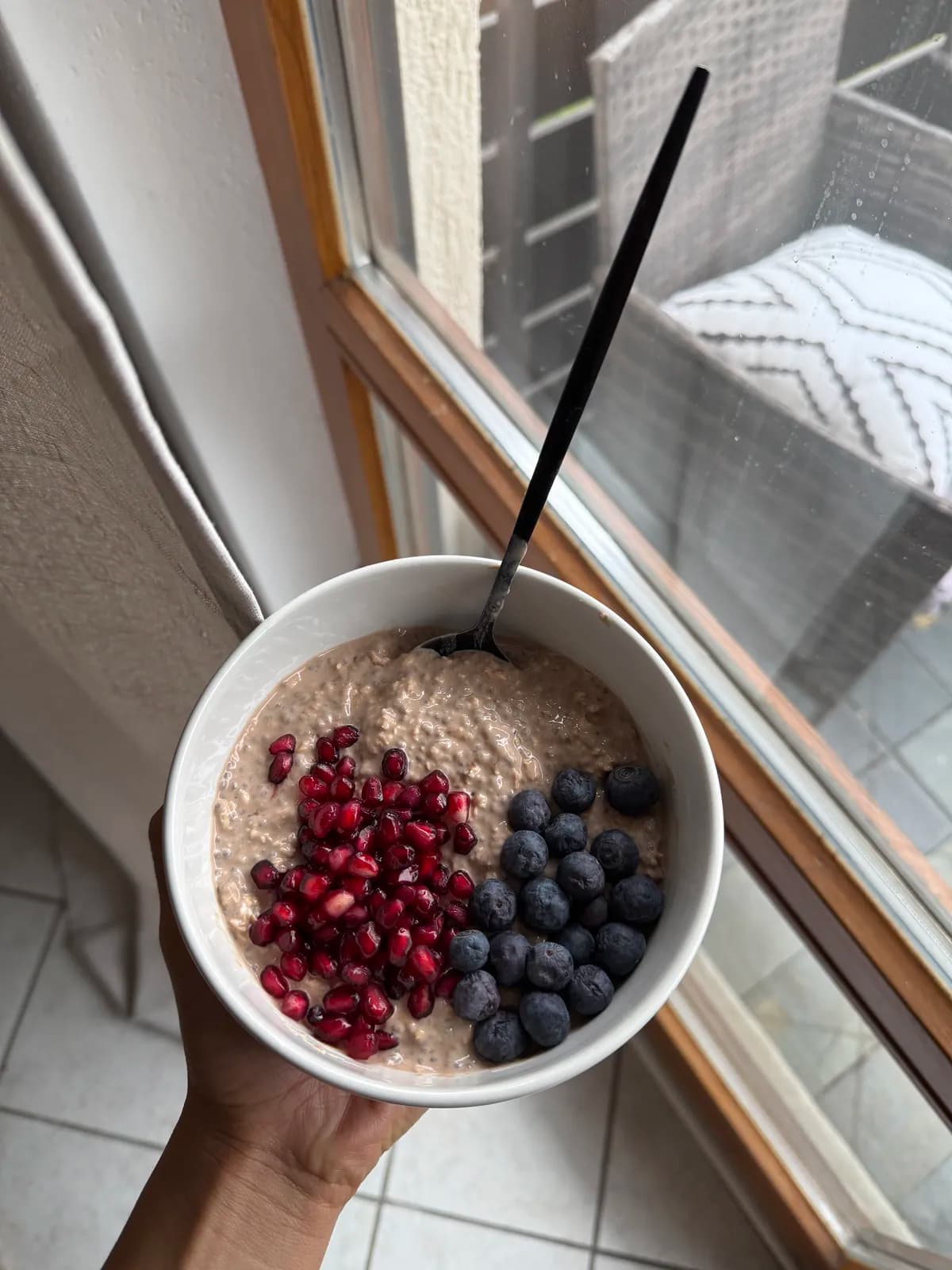Bowl de avena con granada y arándanos