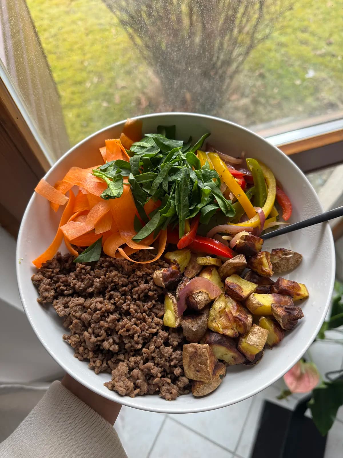 Bowl de carne con papas y vegetales salteados