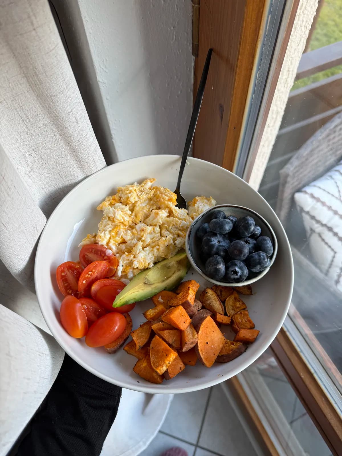 Bowl de desayuno con huevo, camote y arándanos