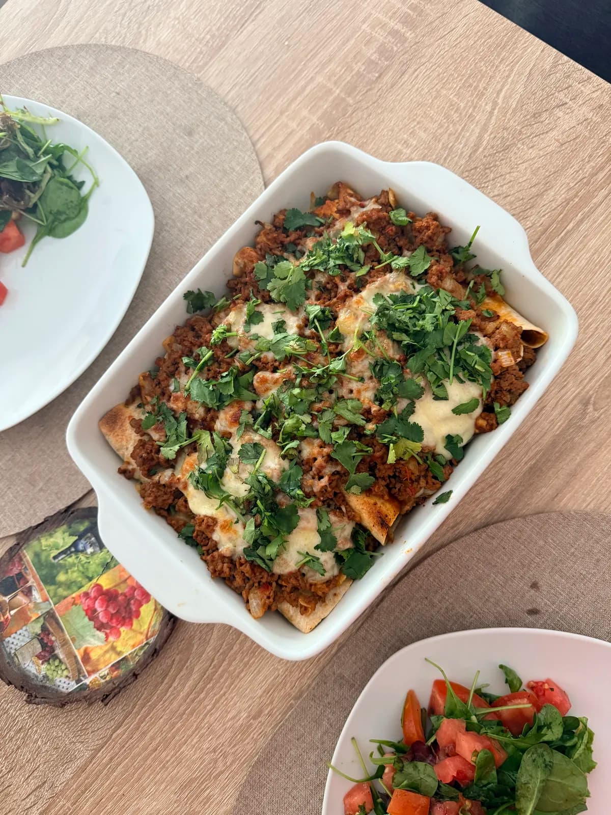 Cazuela de enchiladas con cilantro fresco
