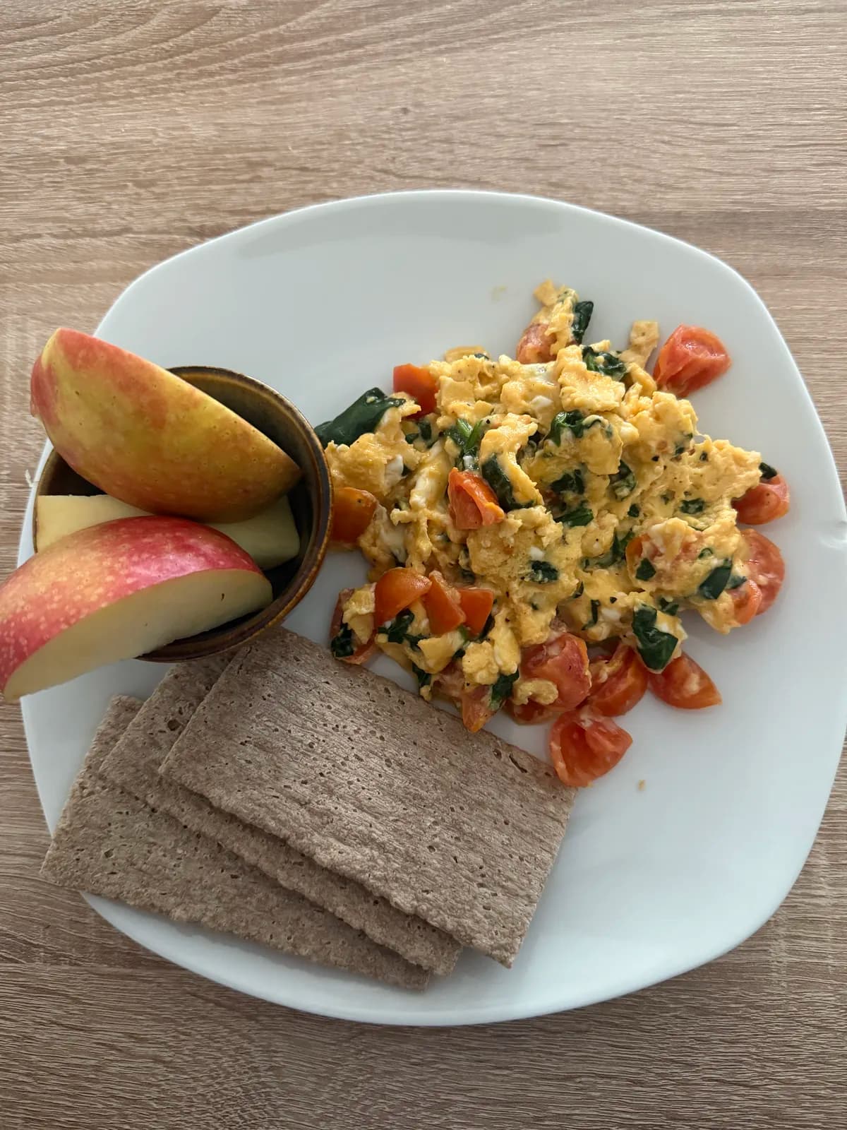 Huevos revueltos con espinaca, manzana y pan crujiente