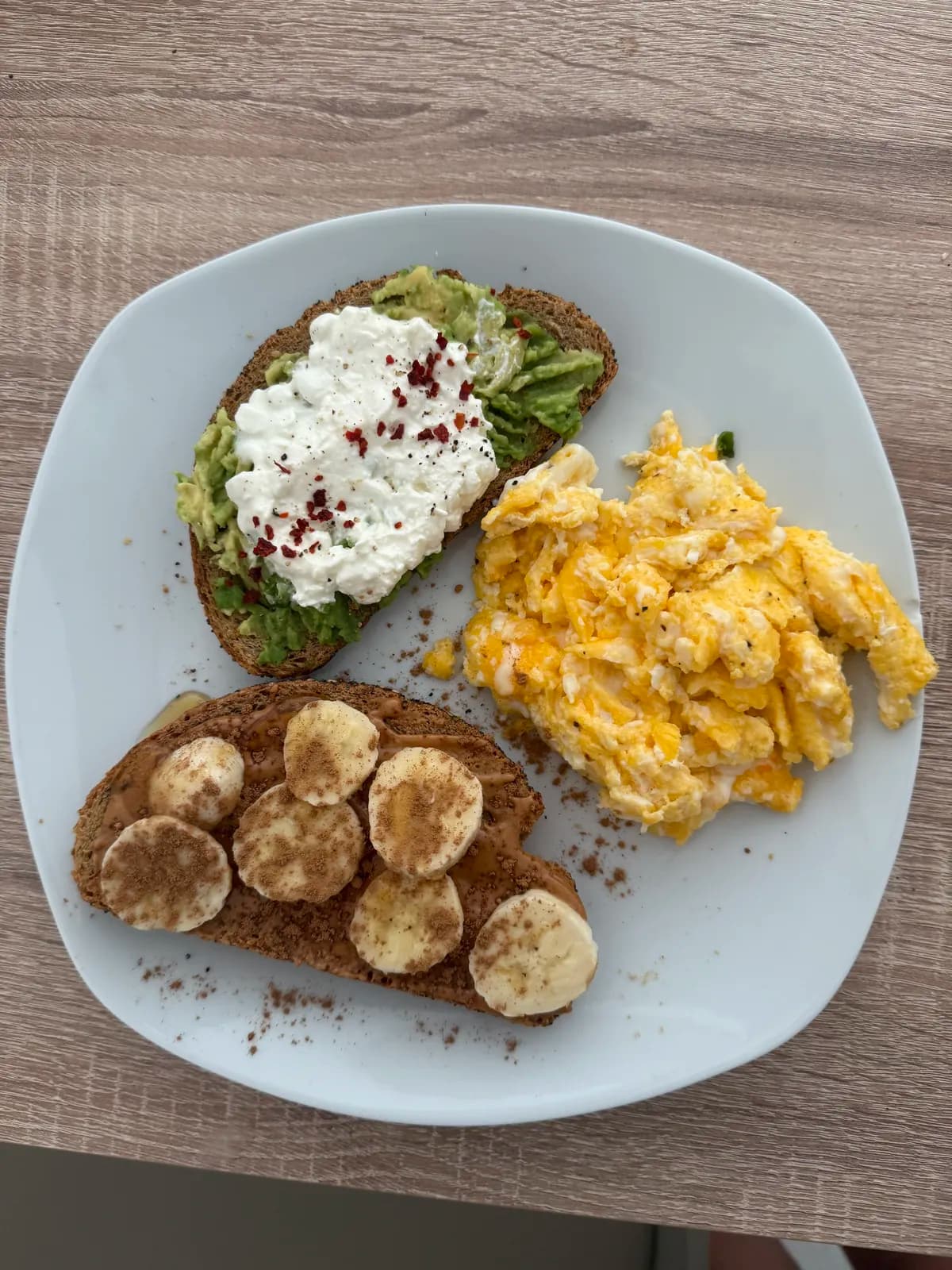 Tostadas de aguacate y plátano con huevo revuelto