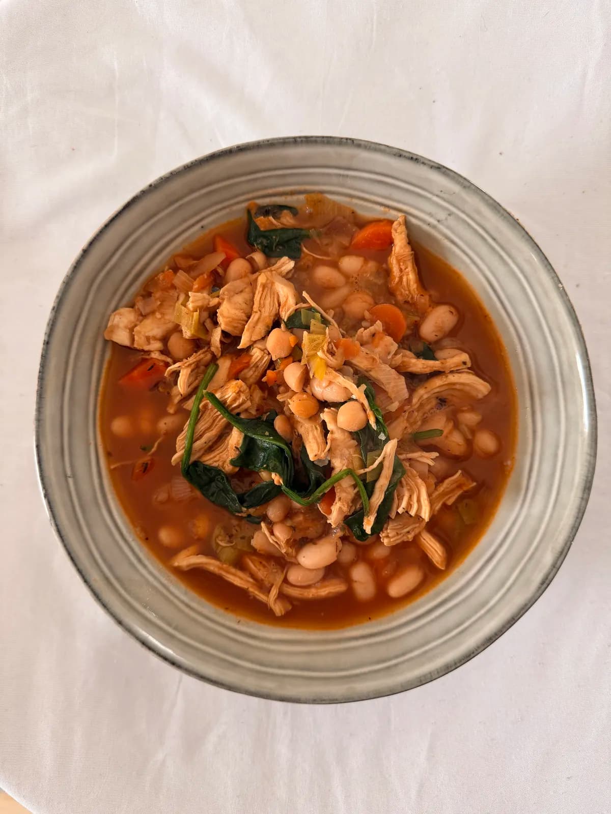 Sopa de pollo con frijoles blancos y espinaca